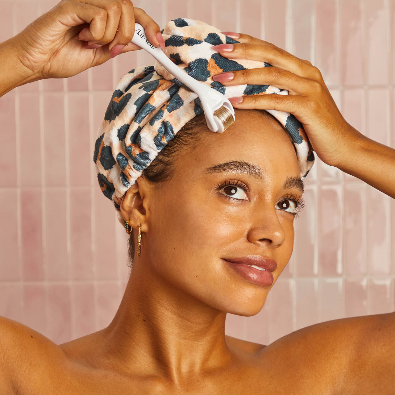 4921-Microfiber-HairTowel-Model-Cleanse-Leopard-6-1280x1280px