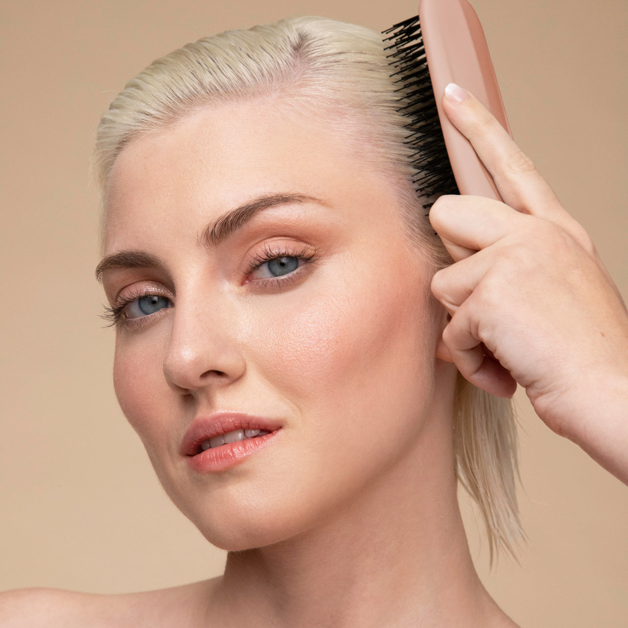 505855-ScalpRenewalBrush-Terracotta-Pro-Model-3-1280x1280px_0b921c2e-2ee6-4b0b-ad3a-bdf645935883