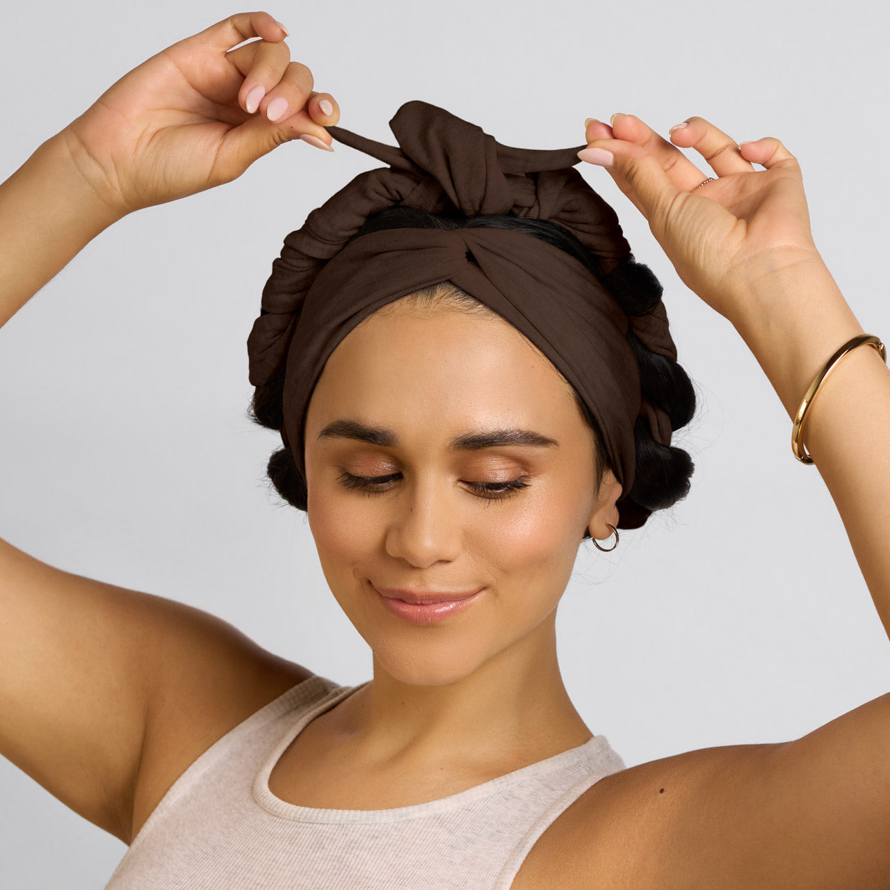 506487-Set_FlowActiveHeadband-ChocolateBrown-Sleep-Model-1280x1280px