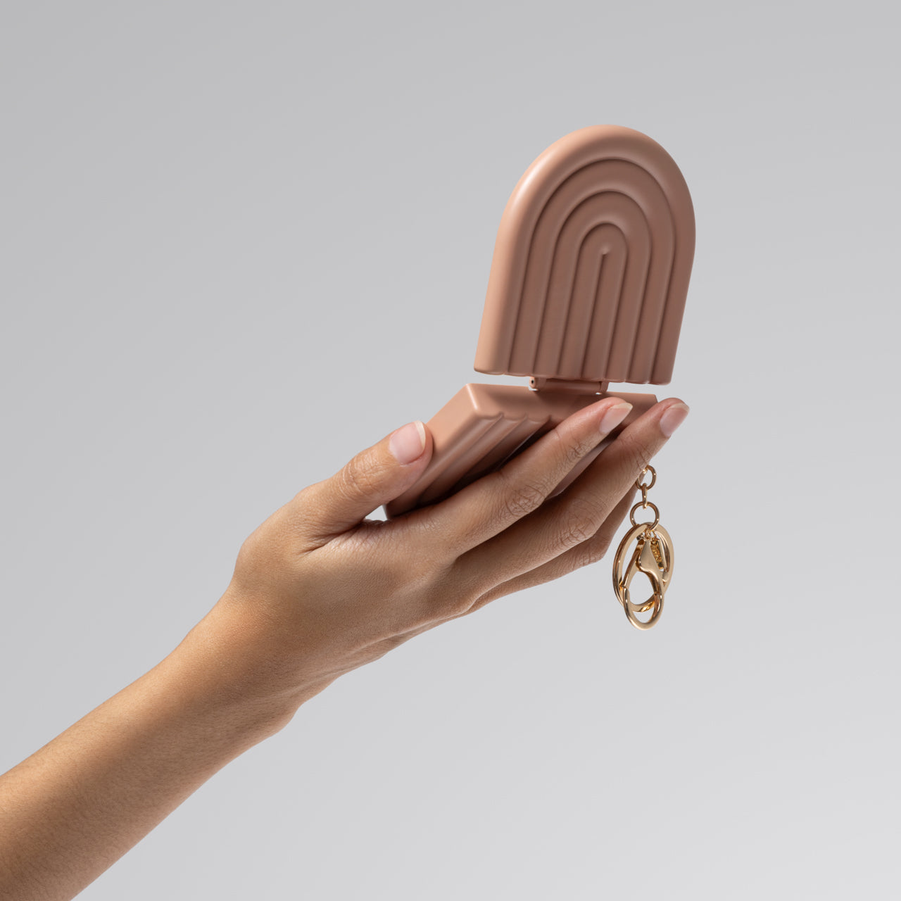 507583-CompactMirrorKeychain-Terracotta-model-4-1280x1280px