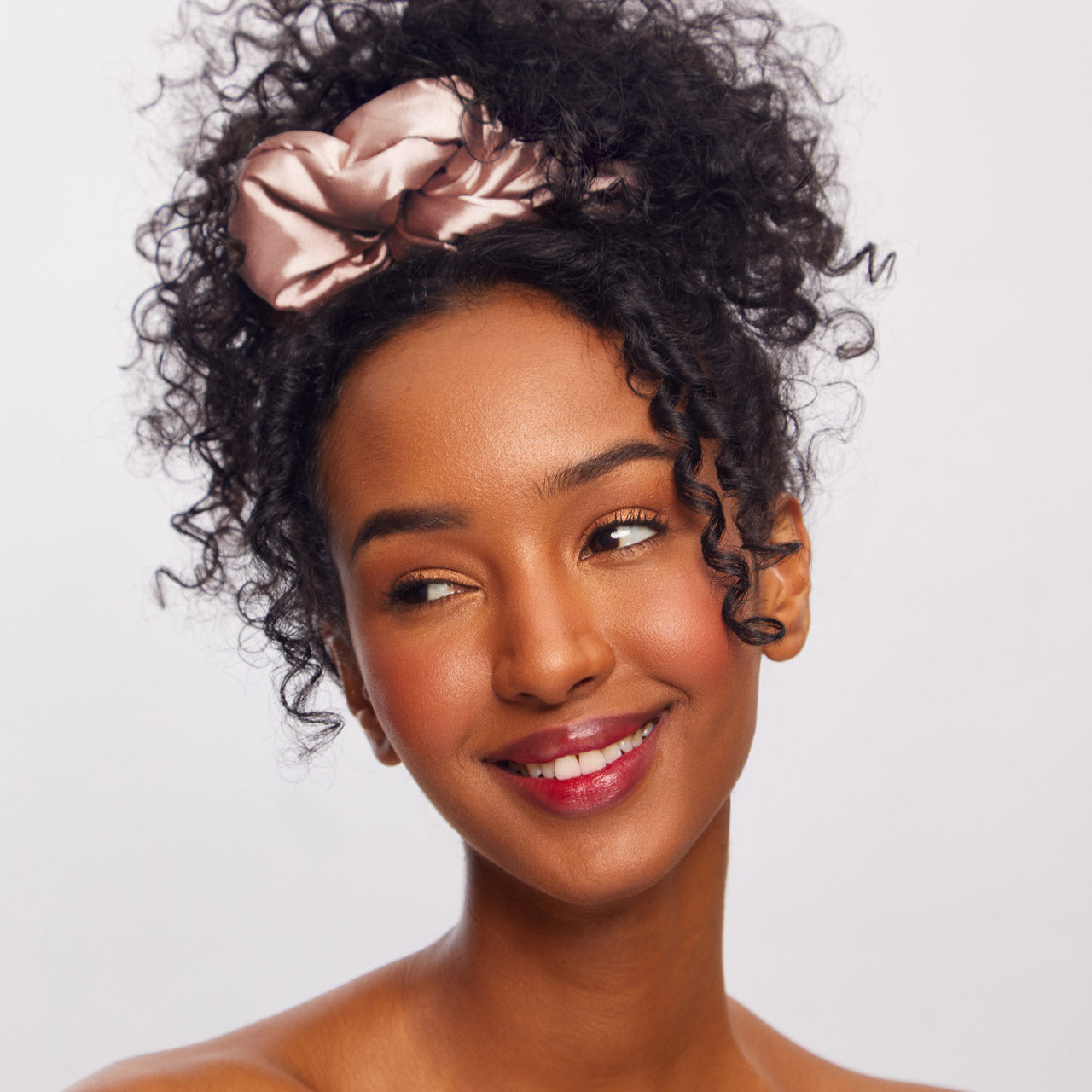 507743-PillowScrunchies-Satin-4pc-Set-Sleep-Blush-Model-1280x1280px