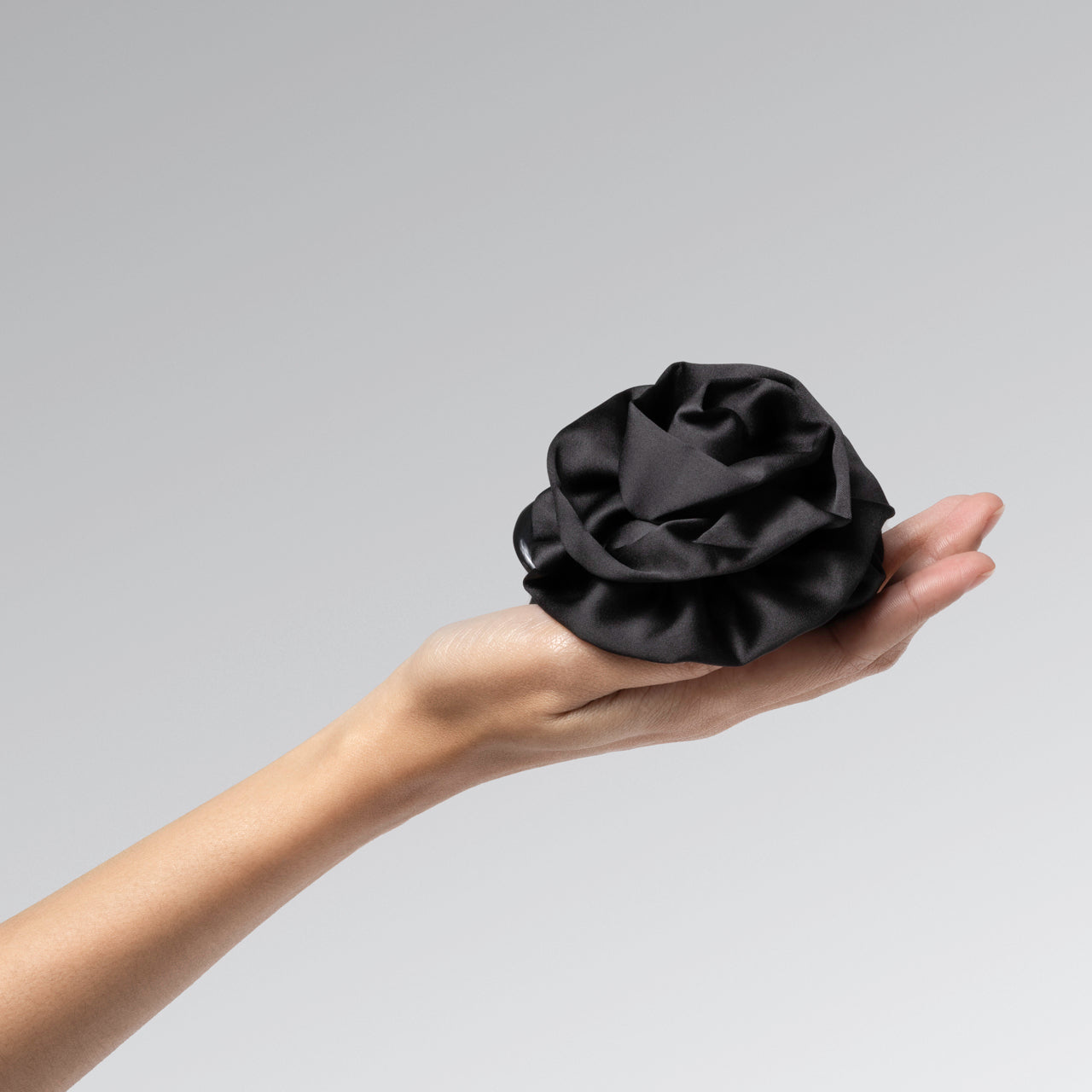 508627-SatinRosetteMediumFlatCloudClip-TrendHairAccesories-Black-Model-1280x1280px