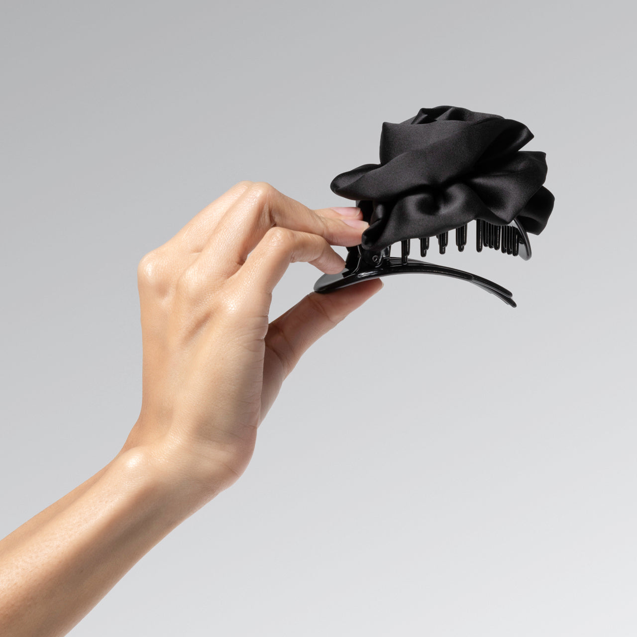 508627-SatinRosetteMediumFlatCloudClip-TrendHairAccesories-Black-Model-2-1280x1280px