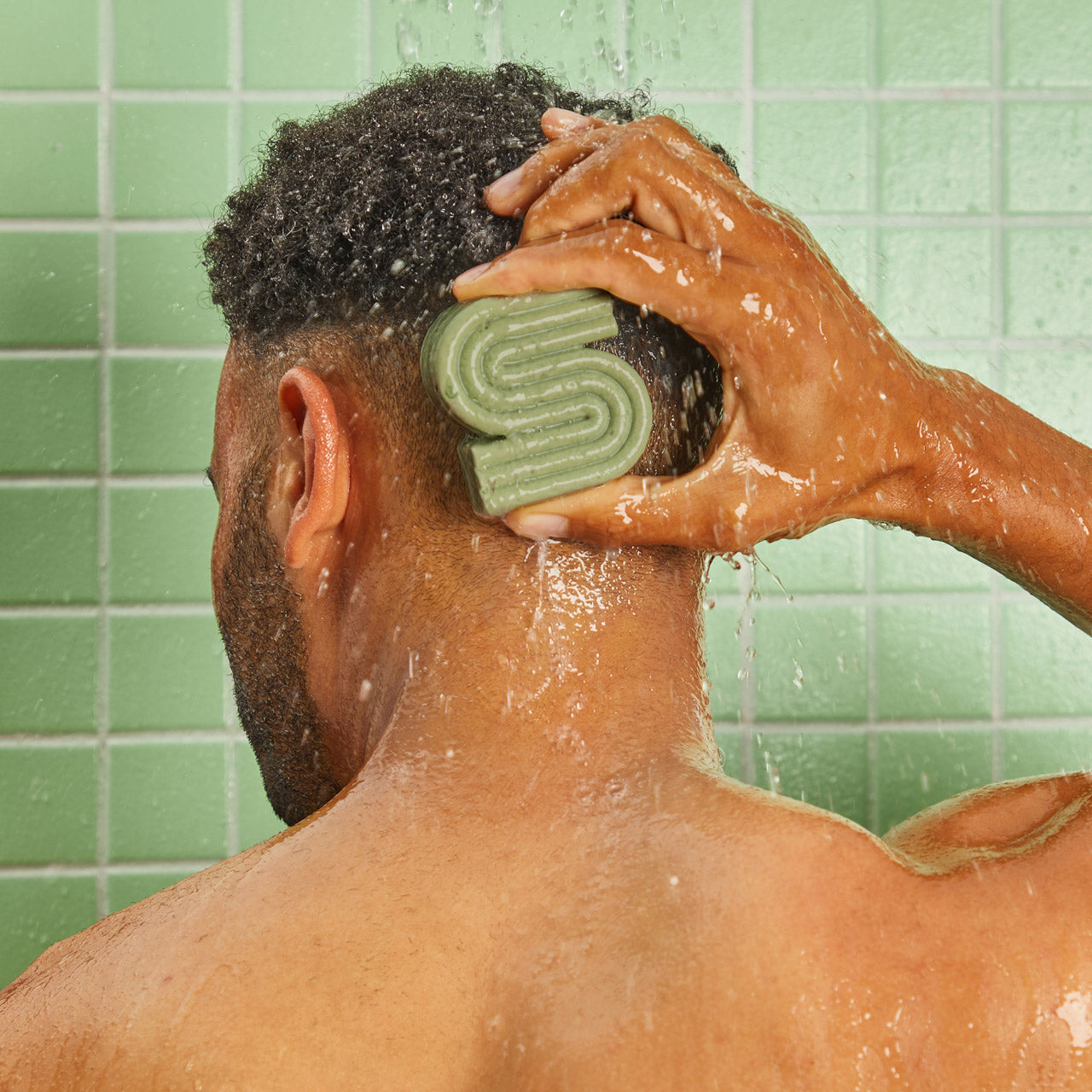 5458-TeaTree_MintSolidShampoo-Model-BottleFreeBeauty-Clarifying-2-1280x1280px