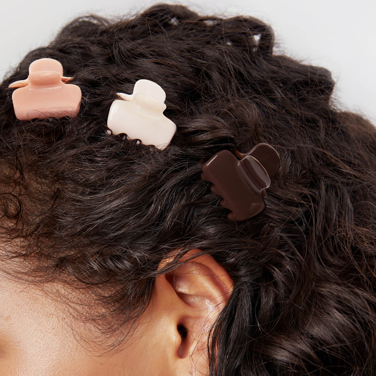 64273-RecycledPlastic-MiniPuffyClawClips-8pc-Model-Hair-Rosewood-2-1280x1280px