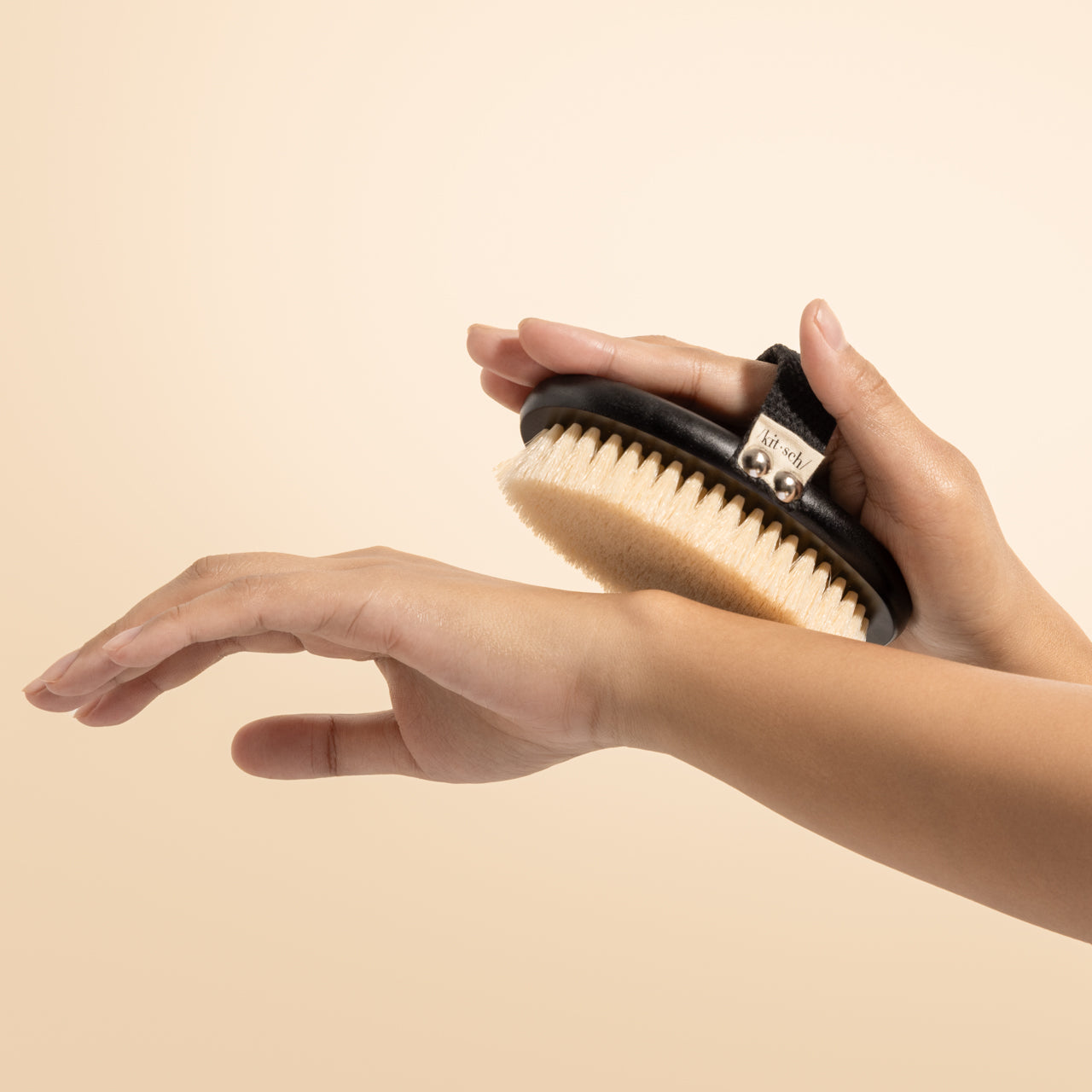 8312-ExfoliatingBodyDryBrush-Model-Cleanse-3-1280x1280px